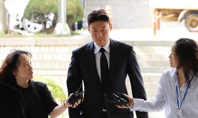 전 축구국가대표 황의조가 4일 서울 서초구 서울중앙지법에서 열린 성폭력범죄의 처벌 등에 관한 특례법 위반(카메라 등 이용촬영) 혐의 2심 선고재판에 출석하고 있다. 사진 | 연합뉴스