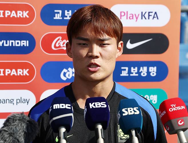 4일(현지시간) 미국 뉴욕 아이칸 스타디움에서 진행된 한국 축구 대표팀 훈련에 앞서 오현규가 인터뷰를 하고 있다. 사진 | 뉴욕=연합뉴스