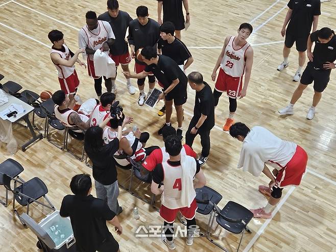 서울 SK 전희철 감독(가운데)이 4일 지바 제츠와 평가전에서 작전타임 때 선수들에게 지시하고 있다. 지바 | 김동영 기자 raining99@sportsseoul.com