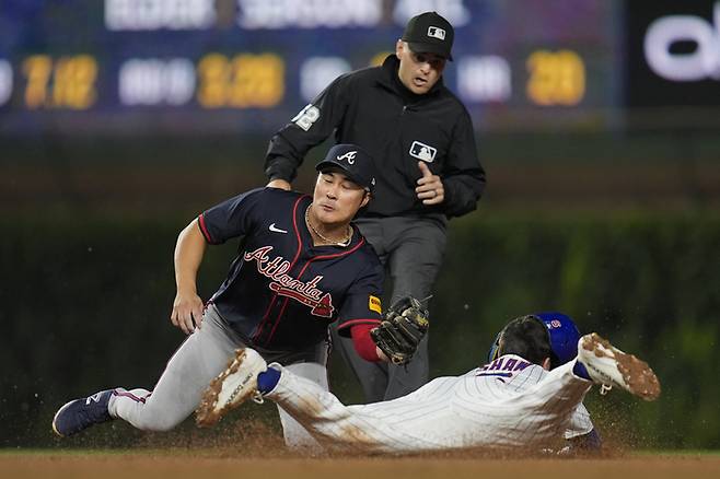 애틀랜타 김하성이 4일(한국시간) 미국 일리노이주 시카고 리글리 필드에서 열린 2025 메이저리그(ML) 시카고 컵스전에서 5회말 도루를 시도한 맷 쇼를 잡아내고 있다. 사진 | 시카고=AP연합뉴스