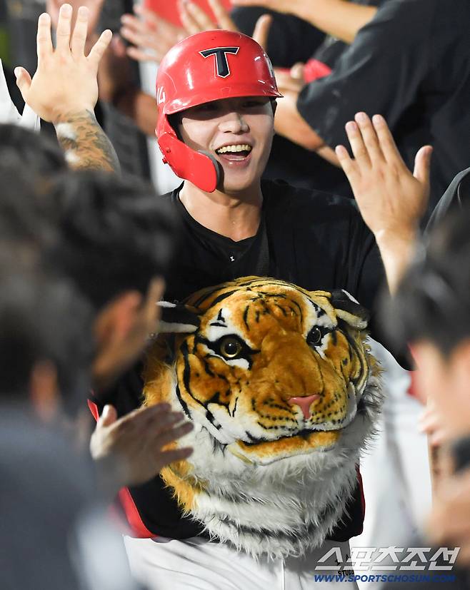 29일 수원KT위즈파크에서 열린 KBO리그 KT 위즈와 KIA 타이거즈의 경기. 6회초 2사 1,2루 KIA 오선우가 역전 스리런포를 날린 뒤 환호하고 있다. 수원=박재만 기자 pjm@sportschosun.com/2025.08.29/