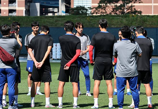 발언하는 홍명보 감독
(뉴욕=연합뉴스) 윤동진 기자 = 3일(현지시간) 미국 뉴욕주 아이칸 스타디움에서 진행된 한국 축구 대표팀 훈련에서 홍명보 감독이 선수들에게 지시를 하고 있다. 2025.9.4