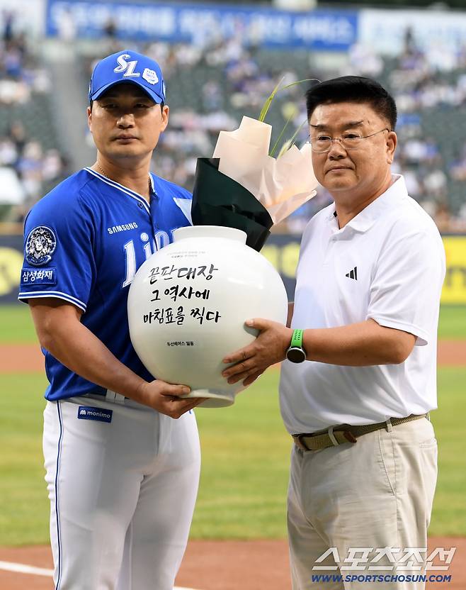 28일 잠실구장에서 열린 두산 베어스와 삼성 라이온즈의 경기 시작 전 오승환 은퇴 투어 행사가 진행됐다. 오승환이 두산 김태룡 단장과 기념촬영을 하고 있다. 잠실=박재만 기자 pjm@sportschosun.com/2025.08.28/