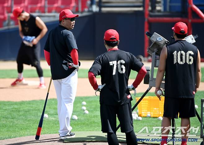 5일 광주KIA챔피언스필드에서 열린 KT와 KIA의 경기, KIA 이범호 감독이 오선우의 수비훈련을 지도하고 있다. 광주=허상욱 기자wook@sportschosun.com/2025.09.05/