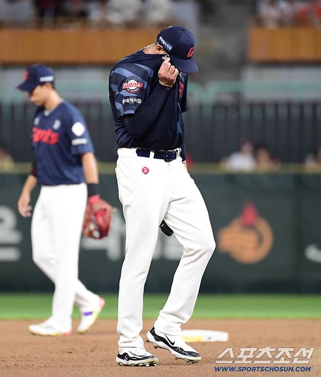 5일 인천 SSG랜더스필드에서 열린 SSG와 롯데의 경기. 4회말 연속 투수 보크 실책을 저지른 롯데 벨라스케즈. 인천=송정헌 기자songs@sportschosun.com/2025.09.05/