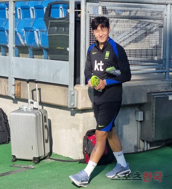 발목 염좌 부상을 입었던 이강인이 하루 만에 밝은 미소와 함께 대표팀 훈련에 복귀했다. ⓒ스포츠한국 김성수 기자
