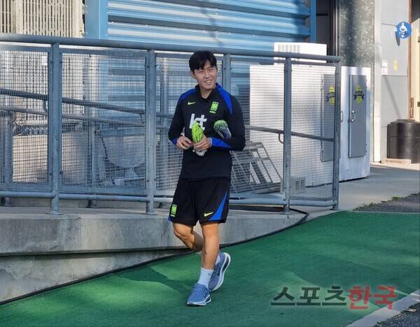 발목 염좌 부상을 입었던 이강인이 하루 만에 밝은 미소와 함께 대표팀 훈련에 복귀했다. ⓒ스포츠한국 김성수 기자