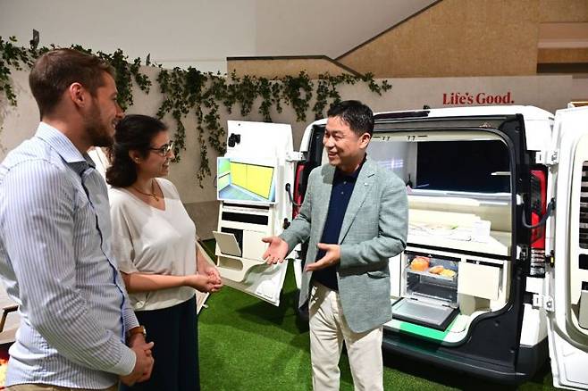 류재철 LG전자 HS사업본부장이 IFA 2025 LG전자 부스에서 AI홈 허브 ‘씽큐 온’과 가전들이 서로 연결되며 고객의 일상을 업그레이드 하는 'LG AI홈'을 설명하고 있다. LG전자