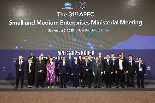 5일 제주에서 열린 제30차 아시아태평양경제협력체(APEC) 중소기업 장관회의 참석자들이 기념사진을 찍고 있다. 중소벤처기업부