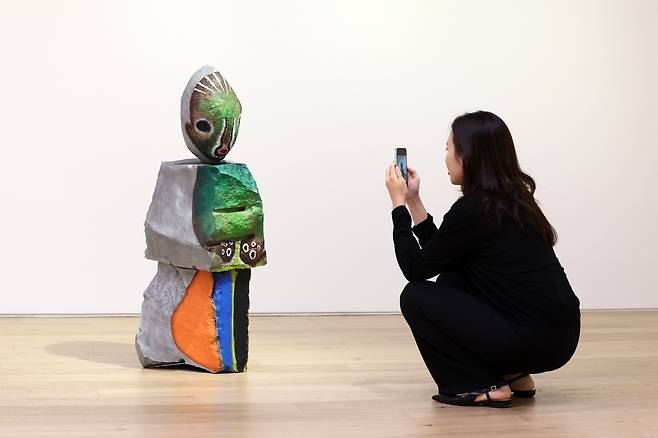 페로탕 서울에서 열리는 이즈미 가토 개인전에서 한 관람객이 작품을 촬영하고 있다. /뉴시스