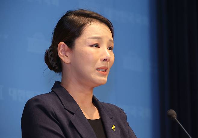 조국혁신당 강미정 대변인이 4일 서울 여의도 국회 소통관에서 당내 성비위 의혹과 관련한 탈당 기자회견을 하고 있다./연합뉴스