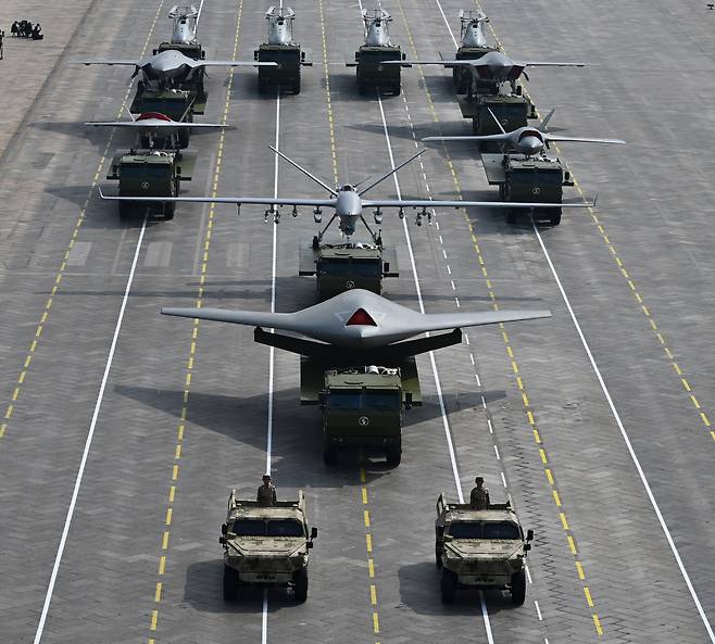 3일 중국의 전승절 기념 열병식에서 공개된 페이훙-97 등 무인 항공전력이 공개되고 있다. /연합뉴스