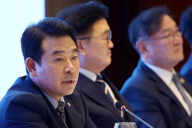 국회 한중의원연맹 더불어민주당 박정 의원이 4일 오후 중국 베이징의 한 호텔에서 열린 우원식 국회의장 주최 베이징 특파원 오찬간담회에서 특파원들의 질문에 답하고 있다. /뉴스1