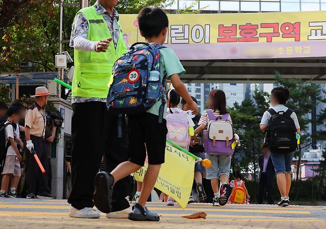 5일 오전 서울 서대문구 한 초등학교 등굣길. /연합뉴스