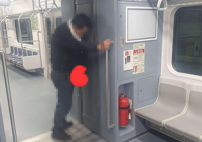 서울 지하철에서 민폐 승객 사례가 연이어 목격됐다. 술에 취해 소변을 보거나 좌석을 점유한 승객으로 시민들의 공분이 커졌다. (사진=보배드림)