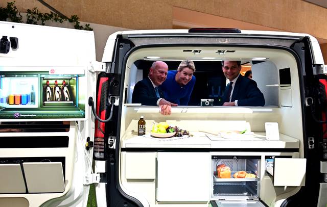 사진은 5일(현지시간) 베를린 시장 카이 베그너(왼쪽 첫번째), 베를린 부시장 겸 경제에너지당국 의원 프란치스카 기파이(왼쪽 두번째) 등이 LG전자의 IFA 2025 전시 부스를 찾아 AI 모빌리티 공간 솔루션 ‘슈필라움’을 체험해보고 있다. LG전자 제공