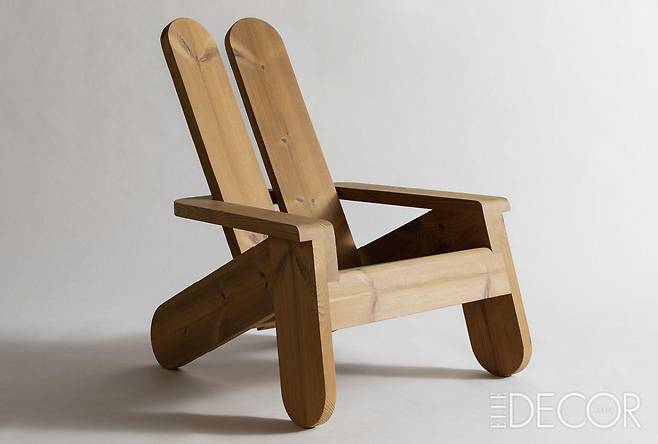 스튜디오 투굿과 바르니(Vaarnii)의 협업작 ‘피스 체어(Peace Chair)’(2024).