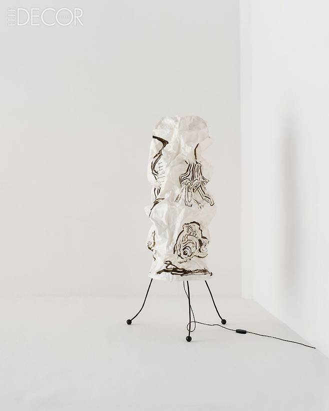 <루시드 드림>에 함께 전시된 ‘팔레트 스크린(Palette Screen)’와 ‘조니 플로어 라이트(Johnny Floor light)’.