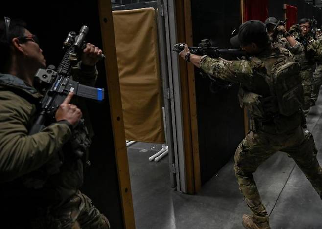 '네이비실'(Navy SEAL)이 미국 서부 해군특수전센터에서 연합훈련을 펼치고 있다.미 국방부 제공