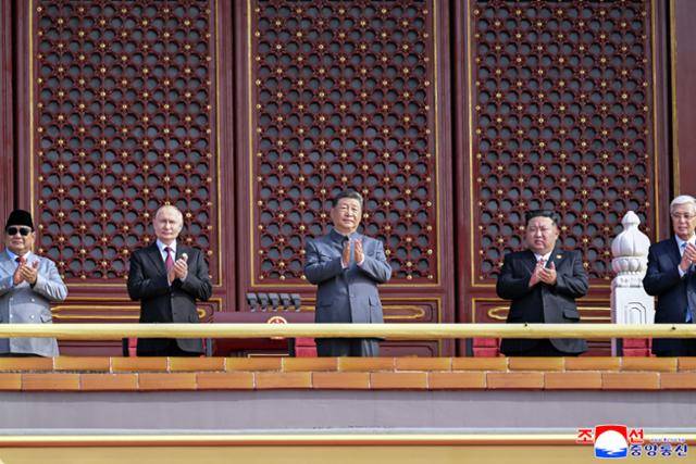 김정은 북한 국무위원장이 지난 3일 베이징에서 진행된 중국 전승절 80주년 기념행사에 참석했다고 조선중앙통신이 4일 보도했다. 평양=조선중앙통신 연합뉴스