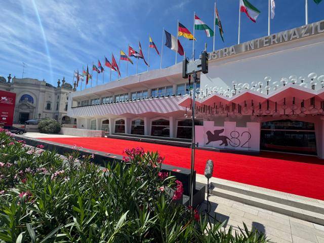 베니스국제영화제 중심 건물인 팔라조 델 시네마 앞에 레드카펫이 깔려 있다. 레드카펫 행사에 참여하는 감독과 배우들은 왼쪽에서 입장해 사자 그림 바로 옆 문으로 들어간다. 오른쪽 레드카펫 쪽으로 가서 사진 촬영에 응할 수도 있다. 베니스=라제기 영화전문기자