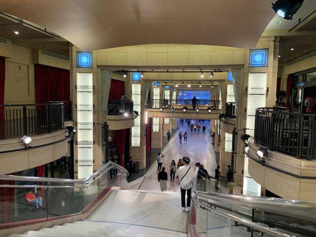 아카데미상 시상식이 열리는 돌비극장 앞에서 바라본 레드카펫 통로. 시상식을 앞두고 레드카펫 보호를 위해 보호천이 깔려 있다. 라제기 영화전문기자