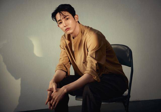 배우 이수혁 측이 중국 팬미팅에서 불거진 '혹사 논란'에 사실 관계를 바로잡고 나섰다. 한국일보 DB