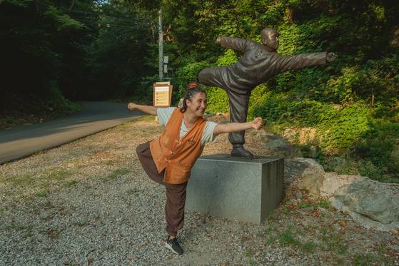 선무도 동상의 무예 동작을 따라 하며 기념사진을 담고 있는 스페인인 참가자.