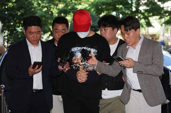 서울 서대문구 한 초등학교 인근에서 아동을 납치하려 한 20대 남성이 5일 서울 마포구 서울서부지방법원에서 열린 구속 전 피의자 심문(영장실질심사)에 출석하고 있다. 연합뉴스