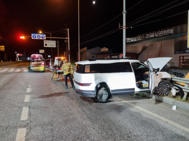 ▲ 지난 4일 오후 11시 48분쯤강원 원주 소초면 선녀골 삼거리에서 30대 A씨가 몰던 SUV가 도로 가드레일을 들이받는 사고가 발생했다. 강원도소방본부 제공