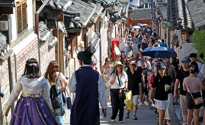 2일 오후 서울 종로구 북촌을 찾은 외국인 관광객들이 한옥마을을 관람하고 있다. /사진=뉴스1