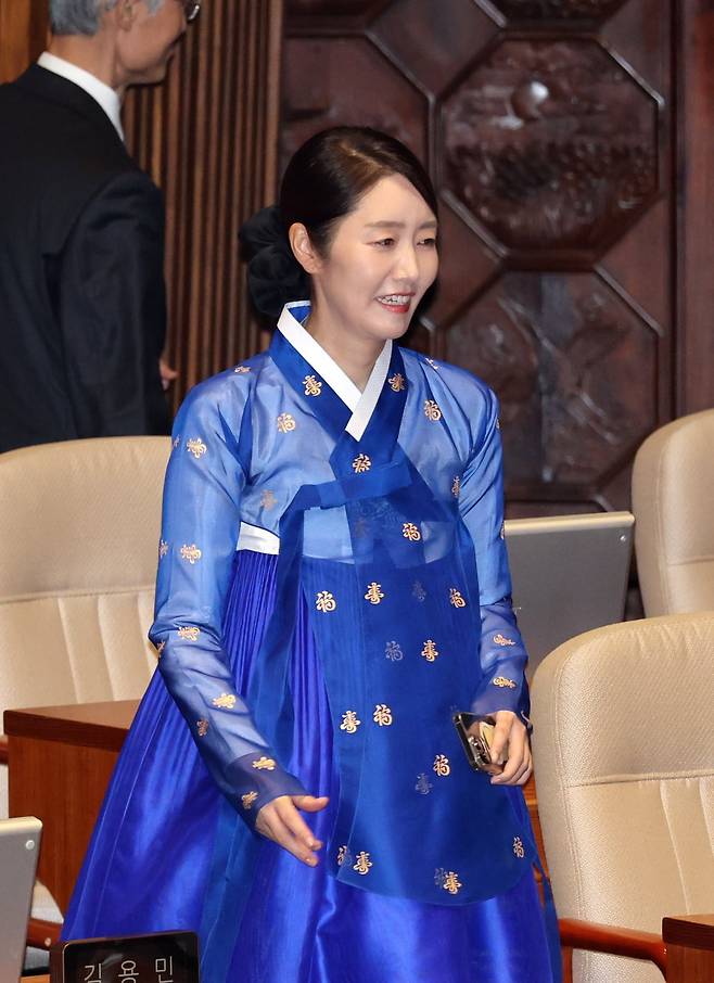 강선우 더불어민주당 의원이 1일 오후 서울 여의도 국회에서 열린 제429회 국회(정기회) 개회식에서 한복을 입고 발걸음을 옮기고 있다. / 사진=뉴스1