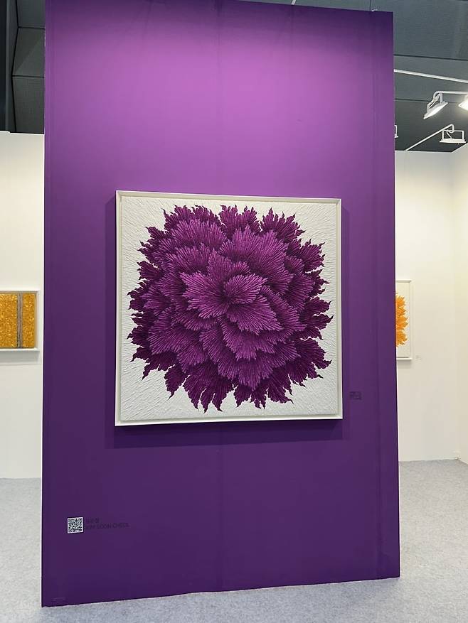 벽에 김순철 작가의 작품과 색을 맞춰 입힌 갤러리세인. /강은영