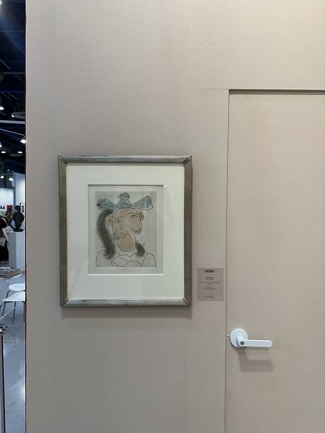 피카소가 채색한 얼굴색과 비슷한 색을 입힌 디갤러리의 벽면. /강은영