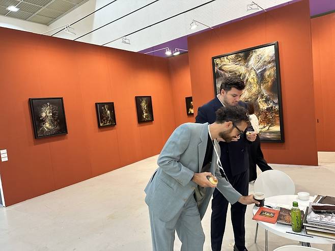 다양한 작가들이 지닌 작품의 분위기를 극대화할 수 있는 색상으로 보든 부스의 벽을 칠한 프리모 바렐라. /강은영