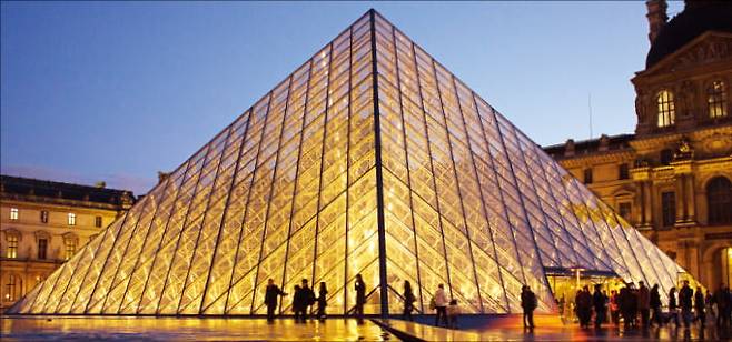 프랑스 파리에 자리한 루브르궁의 거대한 유리 금속 피라미드. ⒸHteink.min