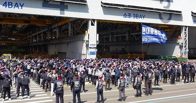 HD현대중공업 노조 조합원들이 8월 29일 울산조선소에서 파업 집회를 하고 있다. 사진=금속노조 현대중공업지부