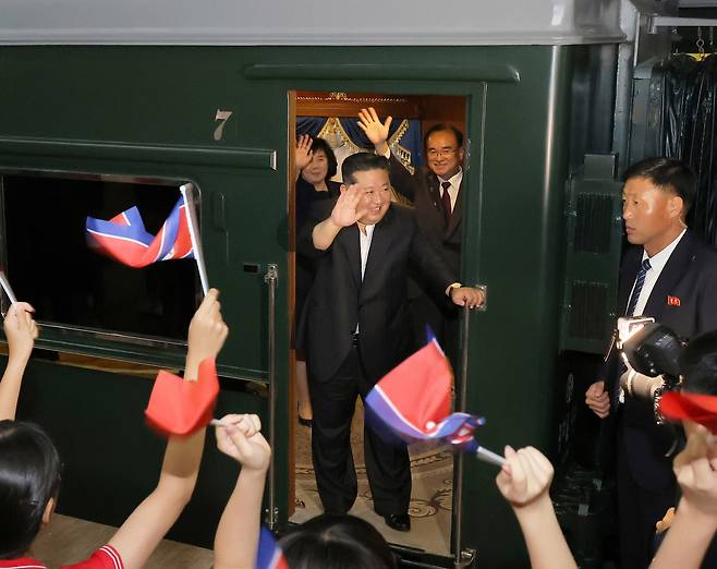 전승절 80주년 열병식 참석을 위해 중국을 방문한 김정은 북한 국무위원장이 4일 오후 시진핑 중국 국가주석과 양자회담 후 전용열차로 베이징을 출발했다고 조선중앙통신이 5일 보도했다. 연합뉴스