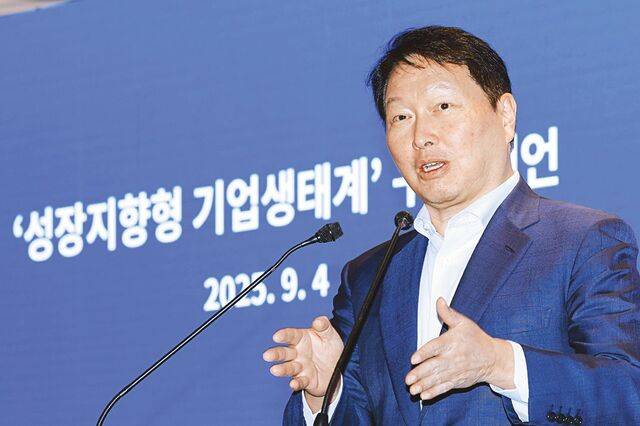 최태원 대한상공회의소 회장이 4일 서울 중구 롯데호텔에서 열린 기업성장포럼 출범식에서 기조연설을 하고 있다. 최 회장은 기업 규모가 커질수록 늘어나는 ‘계단식 규제’를 철폐해야 한다고 주장했다. 연합뉴스
