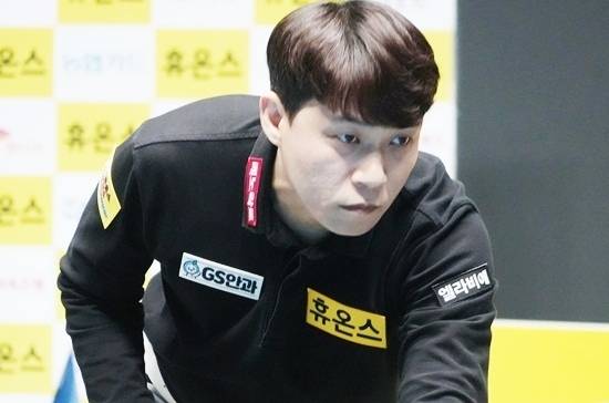 5일 열린 SY베리테옴므PBA챔피언십 32강전에서 최성원이 김홍민을 세트스코어 3:0으로 물리치고 시즌 개막전에 이어 두 번째로 16강 무대를 밟았다. (사진=PBA)