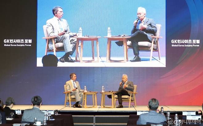 백용호 GK인사이츠 이사장(오른쪽)과 네이탄 로젠버그 인시그니엄 공동창업자 겸 대표가 4일 중구 웨스틴 조선 서울에서 GK인사이츠와 머니투데이 공동주최로 열린 '글로벌코리아인사이츠포럼'에서 '기업문화의 글로벌화'에 대한 대담을 하고 있다. /사진=이기범 기자 leekb@