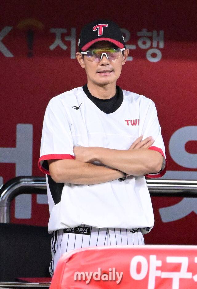 2025년 9월 4일 오후 경기도 수원KT위즈파크에서 열린 '2025 신한 SOL뱅크 KBO 리그' LG 트윈스와 KT 위즈의 경기LG 염경엽 감독이 지켜보고 있다./수원=유진형 기자