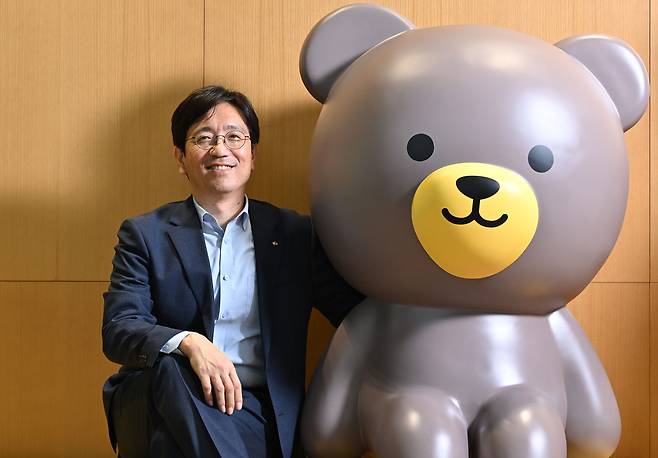 이두나 KB골든라이프 부장이 KB금융그룹 캐릭터 스타프렌즈와 함께 포즈를 취하고 있다. 임세준 기자