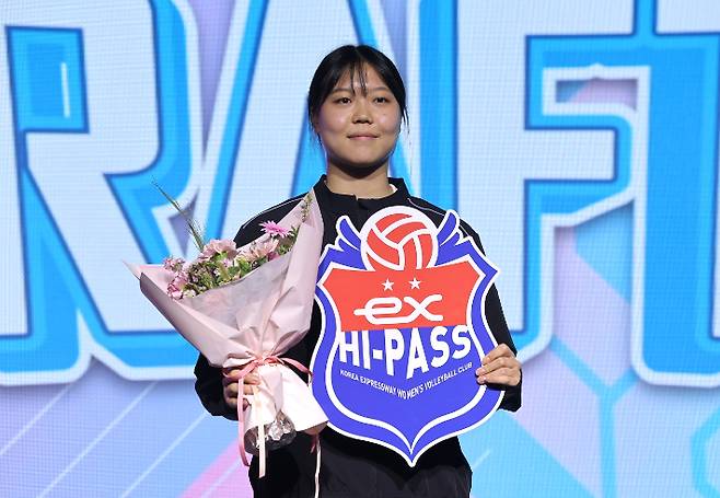 5일 서울 강서구 메이필드 호텔에서 열린 2025-2026 KOVO 여자 신인선수 드래프트에서 한국도로공사에 1라운드 1순위로 지명을 받은 중앙여고 이지윤이 기념 촬영을 하고 있다. 연합뉴스