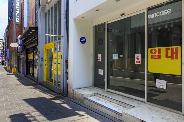 성실하게 빚을 상환해 온 폐업 소상공인들의 보증부 대출 상환 기간이 최대 15년까지 연장된다. 사진은 기사의 특정 사실과 관련 없음. 이미지투데이