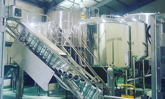 전북 고창군 소재 파머스맥주 제조공장 내 발효조. 이곳에서 1∼2개월 담금, 여과, 끌임, 숙성, 발효 등의 과정을 거쳐 수제 맥주가 만들어진다. 농촌진흥청 제공