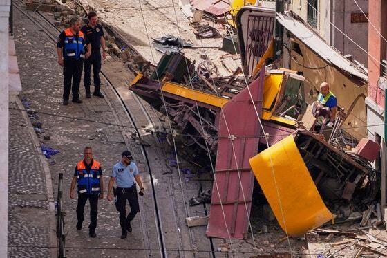 4일(현지시간) 포르투갈 리스본에서 경찰관들이 관광용 전차가 탈선하여 추락한 현장을 점검하고 있다. AP=연합뉴스