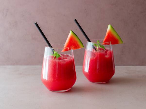 시원한 수박의 달콤함을 건강하게 누리기 위해서는 무엇보다 위생 관리가 우선이다. 게티이미지