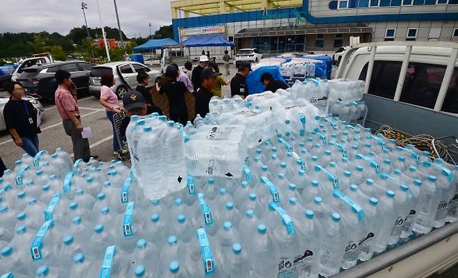 5일 강원 강릉시 강남동 강남축구공원에서 주민들에게 생수를 나눠주고 있다. 강릉시는 수돗물 사용을 조금이라도 줄이고자 저수율 10% 이하에 배부하기로 했던 218만개의 생수를 1인당 12ℓ씩 배부하고 있다. 2025.9.5 연합뉴스