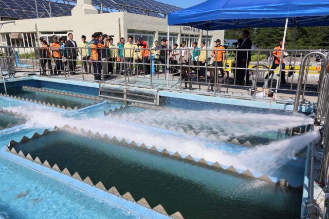 강릉 가뭄 현장 점검에 나선 김민석 국무총리가 5일 강원 강릉시 홍제정수장을 찾아 운반 급수 현장을 살펴보고 있다. 연합뉴스